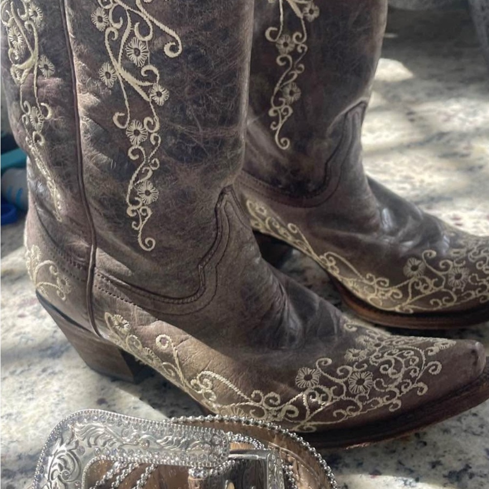 Size 9 Corral Brown Boots with Cream Embroidery/rhinestone belt